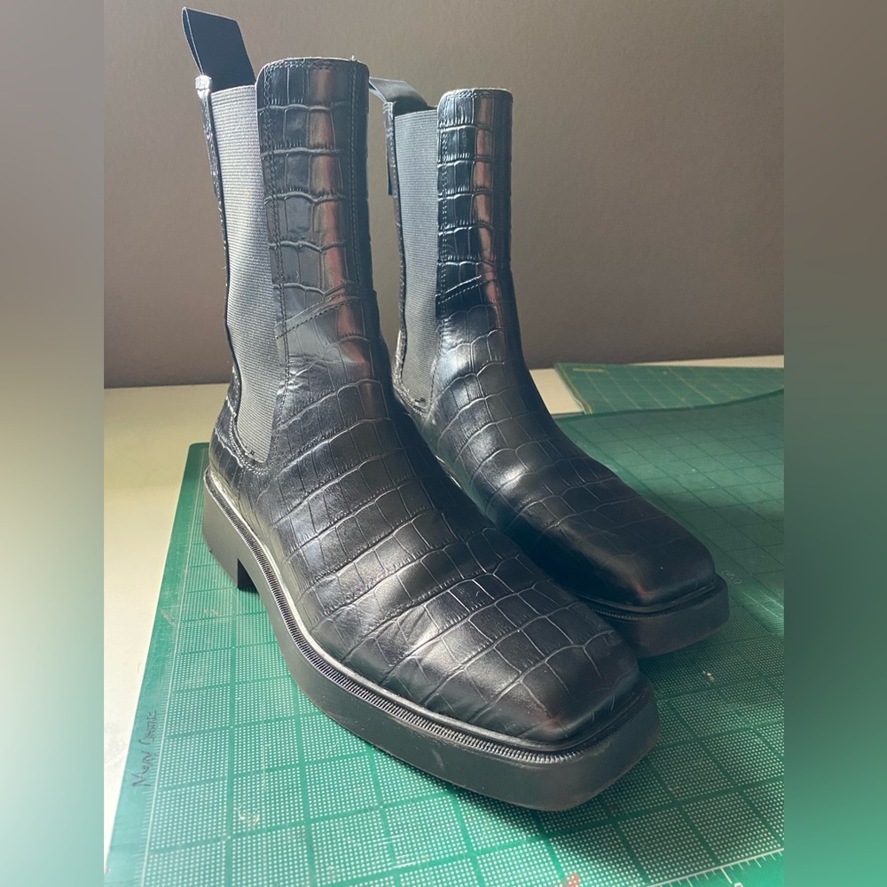 Vagabond Jillian Chelsea Boot embossed